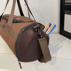 Große braune zylindrische Sporttasche Reisetasche mit Netztasche für Fitness und Reisen.