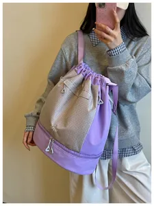 Sac à dos imperméable avec compartiment inférieur étanche, design élégant violet et gris.