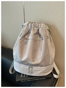 Sac à dos étanche à cordon avec grande capacité et panneau avant à carreaux pour le sport et voyage.