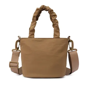 Sac bandoulière seau kaki tendance avec poignée froncée pour un bel usage quotidien.