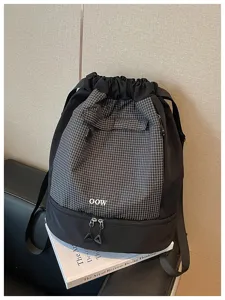 Sac à dos de sport imperméable de grande capacité avec compartiment inférieur séparé.