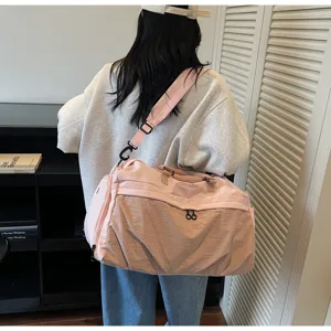 Detailansicht der großen Damen Reise- und Fitnesstasche mit Nassfach, in Rosa und Braun.