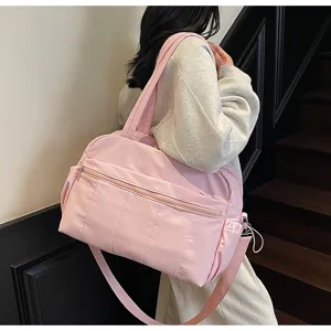 Detailansicht einer stilvollen rosa Reisetasche für Fitness und Kurztrips mit grossem Stauraum.