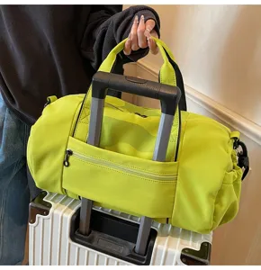 Detalle de bolsa de viaje grande con cinta para maleta, ideal para gimnasio y viajes de negocios.