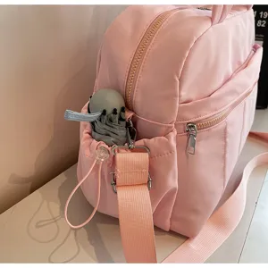 Rosa Reisetasche Detailansicht mit Seitentasche und Schultergurt. Wasserdichte Sporttasche.