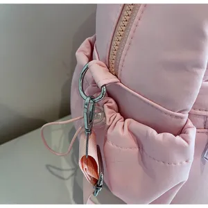Rosa Reisetasche Detail mit langlebiger Metallbeschlag-Reißverschluss und Seitentasche.