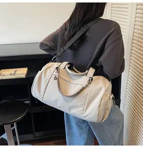 Gran bolsa de viaje con correa para el hombro y asa trenzada para deporte y fitness.