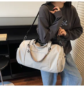 Primer plano detallado de la bolsa de viaje grande con el asa trenzada colorida.