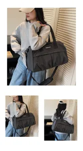 Vue détaillée du grand sac de voyage à carreaux noirs porté par le mannequin élégant.