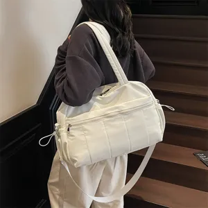 Große weiße Reisetasche mit Schultergurt, ideal für Fitnessstudio, Sport und Kurztrips.