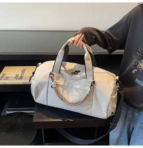 Detalle de la gran bolsa de viaje y deportiva con una estructura de separación práctica.