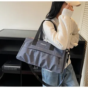 Grand sac de voyage de sport pour fitness et voyages d'affaires avec bandoulière.