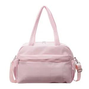 Rosa Reisetasche für Sport und Kurztrips aus wasserdichtem Stoff mit praktischem Nassfach.