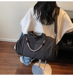 Bolso de viaje deportivo grande con asa de color para fitness de mujeres y viajes de fin de semana.