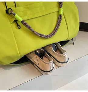 Primer plano detallado de la bolsa de viaje grande que muestra el compartimento para zapatos.
