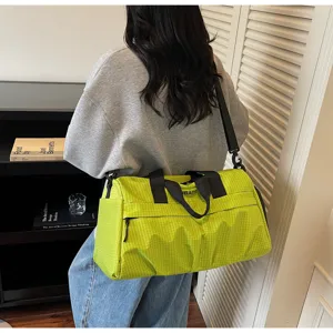Grand sac de voyage de sport pour femme, sac de fitness étanche avec bandoulière.
