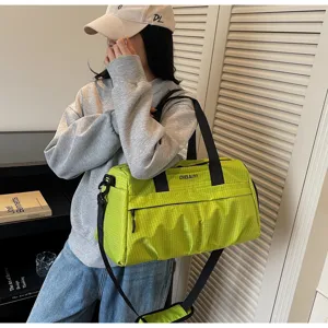 Vue détaillée du grand sac de voyage de sport quadrillé vert, sac de fitness et d'épaule.