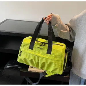 Sac de voyage et de sport à carreaux verts, grande capacité, poignées solides et bandoulière.