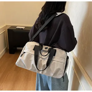 Grand sac de voyage à carreaux pour femmes, fitness et voyages d'affaires vue détaillée.