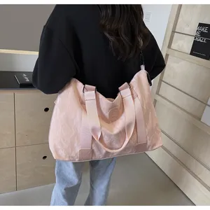 Rosa Reisetasche mit großer Kapazität, Schultergurt und langlebiger Nylon Sporttasche.