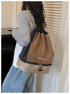 Vue détaillée d'un sac à dos de sport avec séparation humide-sec et compartiment à chaussures.