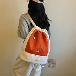 Sac à dos de natation imperméable avec cordon et compartiment étanche pour linge humide.