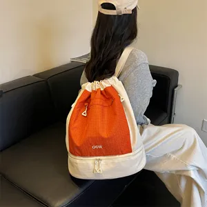 Sac à dos cordon portable avec motif quadrillé orange et séparation humide sèche.