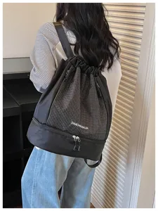Vue détaillée du sac à dos étanche à cordon montrant le compartiment de rangement inférieur.