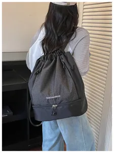 Sac à dos de sport imperméable avec compartiment étanche et cordon pour fitness et natation.