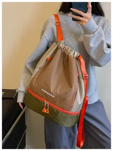Grand sac à dos de sport à cordon avec séparation humide sèche et sangles orange vives.