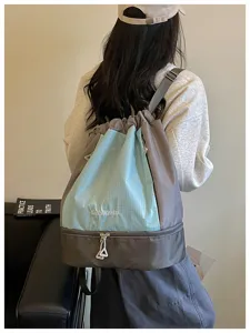 Vue détaillée du sac à dos de natation élégant à cordon en motif à carreaux gris et bleu.