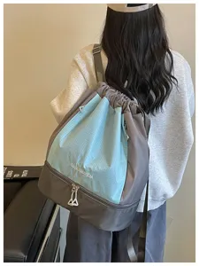 Sac à dos cordon avec compartiment étanche séparation sec et humide, bleu et gris grand format.