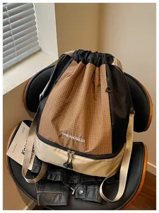 Vue détaillée du grand sac à dos étanche à cordon de serrage avec motif à carreaux noirs.