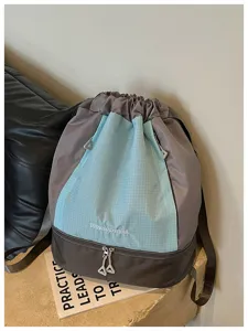 Vue detail du sac a dos cordon, tissu grille gris et bleu, grande capacite de sport.