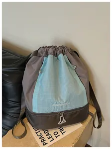 Vue détail du sac à dos cordon avec séparation étanche et panneau en grille bleue tendance.