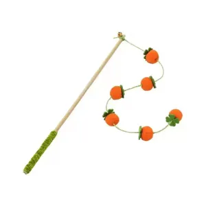 Varita interactiva para gatos con bolas de frutas de peluche naranja y mango de madera natural