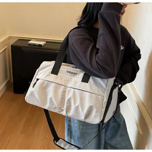 Grand sac de voyage sportif pour femme, fourre-tout de gym pratique avec sangle.