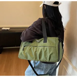 Grand sac de voyage à carreaux verts pour femmes, idéal pour le sport et les voyages.