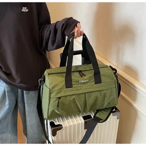 Vue détaillée du sac de voyage à carreaux verts, grand sac de sport et de fitness très pratique.