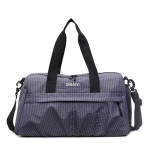 Grand sac de sport à carreaux pour fitness, voyage et entraînement avec bandoulière réglable.