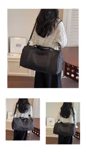 Detailansicht der schwarzen Reisetasche mit Sternenmuster, großem Volumen und Trageriemen.