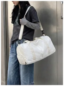 Detailansicht der großen weißen Reisetasche, Freizeitsporttasche mit Schultergurt.