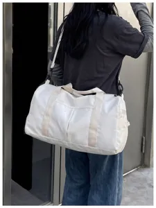 Detailansicht der grossen Sport Reisetasche mit Sternenmuster und Schulterriemen.