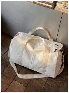 Details der weißen Reisetasche mit Sternenmuster und praktischer Nass und Trocken Trennung.