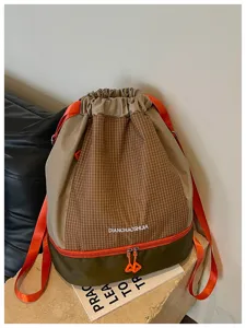 Vue détaillée du sac à dos de fitness à cordon avec séparation humide et sèche et sangles orange.