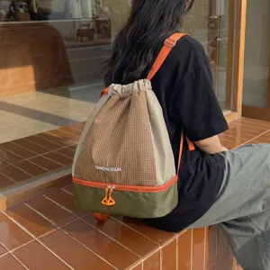Sac à dos de sport étanche avec séparation sec humide et cordon pour fitness et natation.