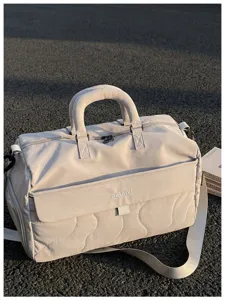 Detailed view of the large capacity quilted travel duffel bag, lightweight and water-repellent.