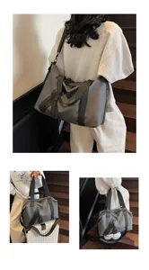 Vue détaillée du grand sac de voyage étanche avec séparation étanche et poignée solide.