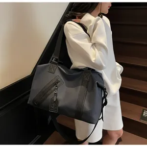 Grand sac de voyage imperméable pour week-end et sport avec bandoulière réglable.