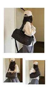 Detailansicht der schwarzen Fitness-Reisetasche mit Sternenmuster im Lifestyle-Szenen-Look.